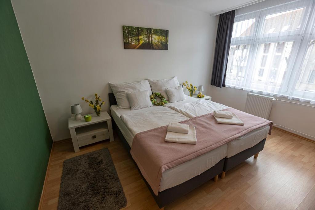 Posteľ alebo postele v izbe v ubytovaní Harangtorony Szálló