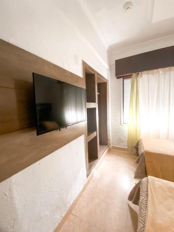 TV a/nebo společenská místnost v ubytování Hotel Lujan
