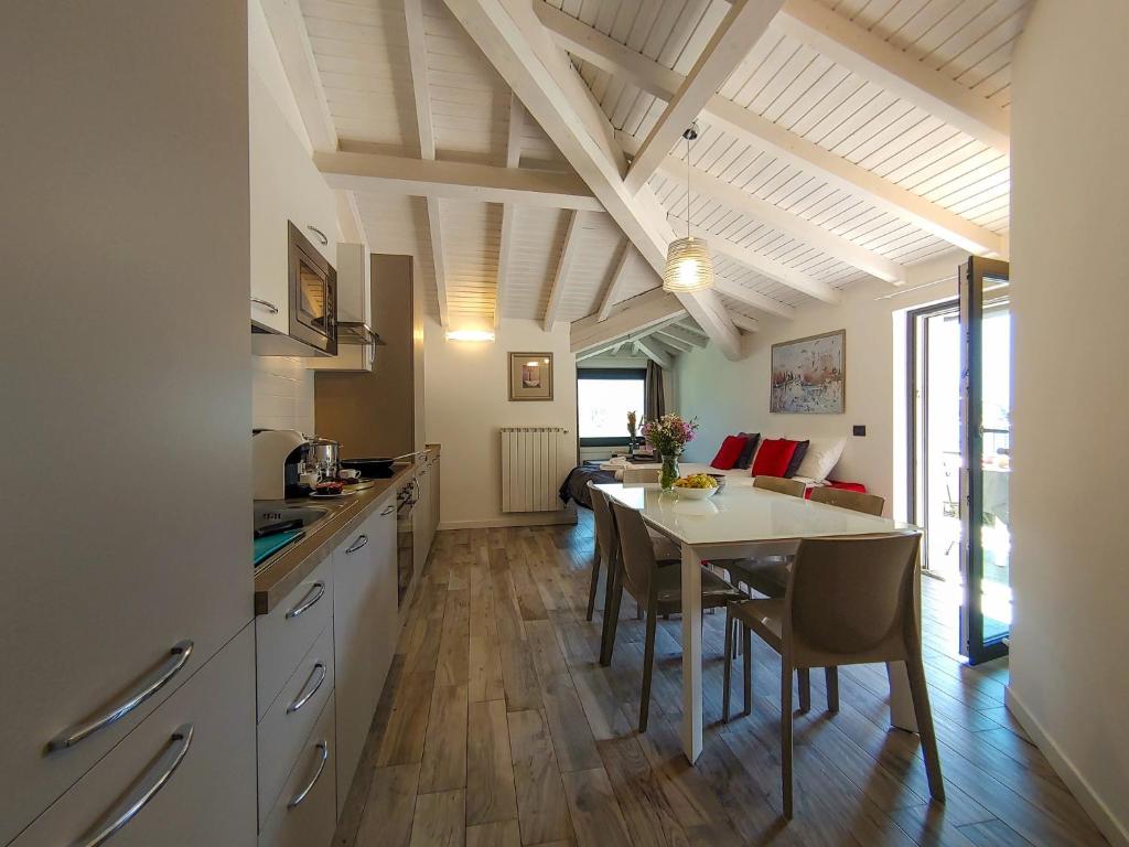 Kuchyň nebo kuchyňský kout v ubytování Dascio Silence Ferienwohnung mit Panorama Balkon