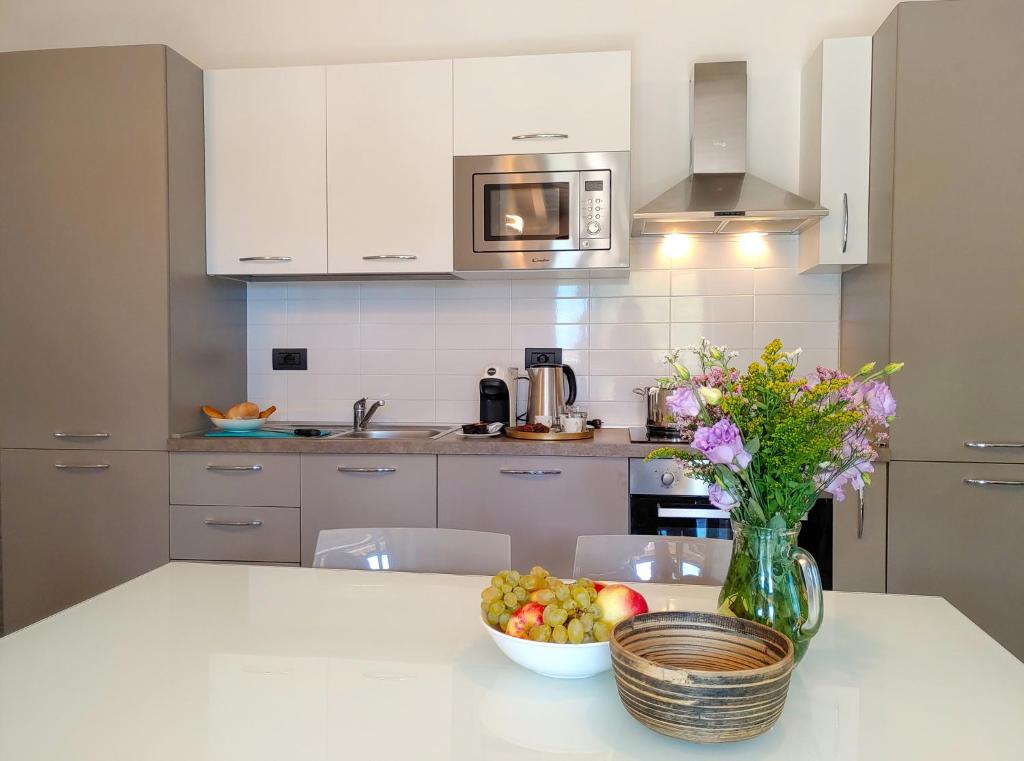 Kuchyň nebo kuchyňský kout v ubytování Dascio Silence Ferienwohnung mit Panorama Balkon