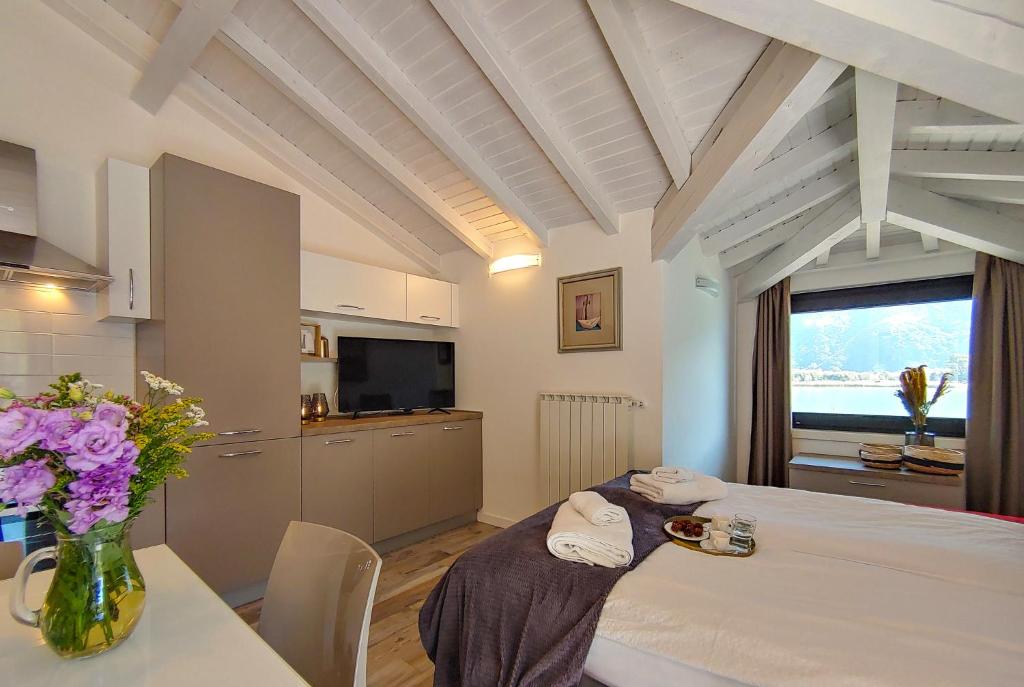 TV a/nebo společenská místnost v ubytování Dascio Silence Ferienwohnung mit Panorama Balkon
