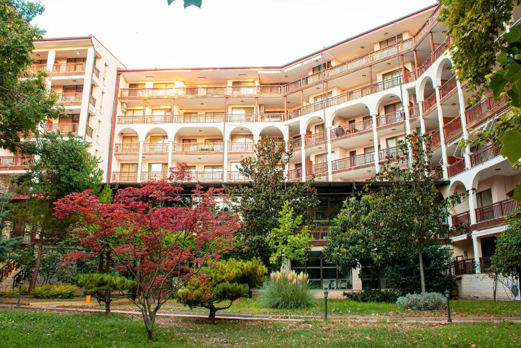 Κήπος έξω από το Estreya Residence Hotel and SPA