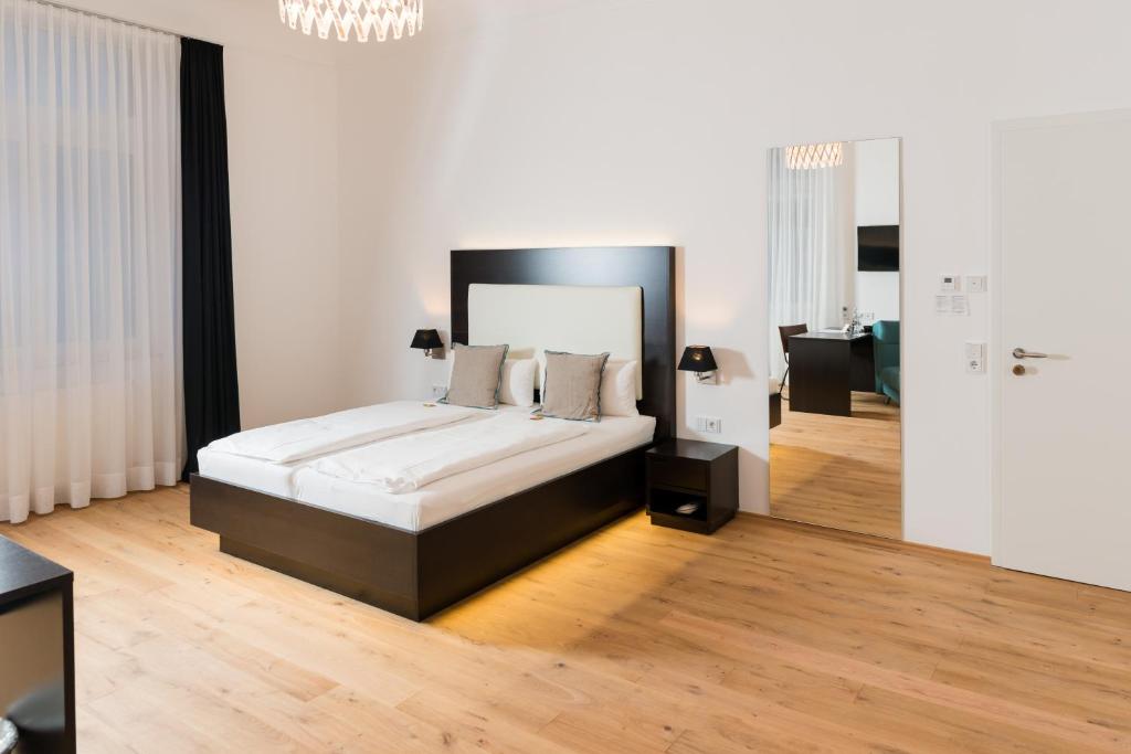 Postel nebo postele na pokoji v ubytování The Heidelberg Exzellenz Hotel