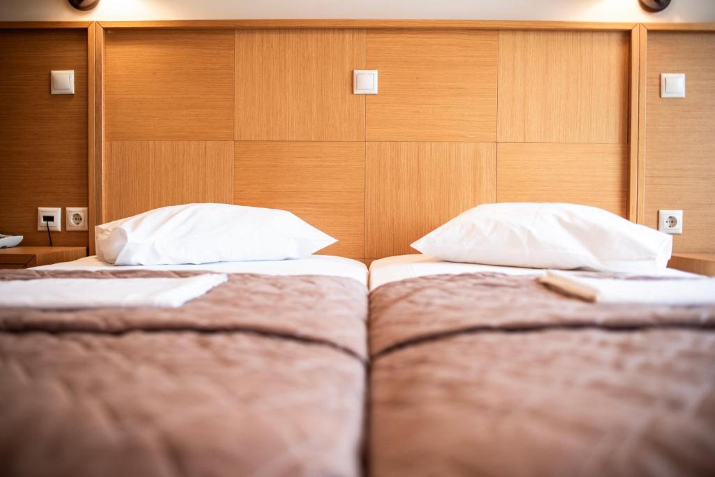 Postel nebo postele na pokoji v ubytování Evia Hotel & Suites