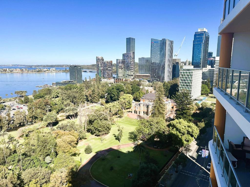 パースにある114 Incredible Cbd Swanriver Suite Prkgの公園の空中
