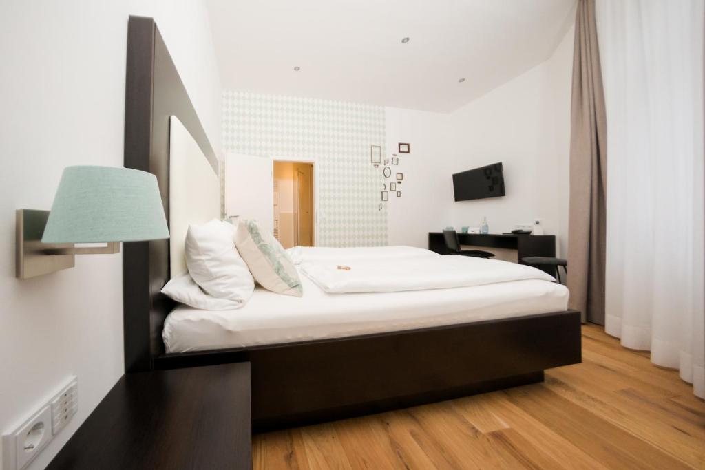 Postel nebo postele na pokoji v ubytování The Heidelberg Exzellenz Hotel