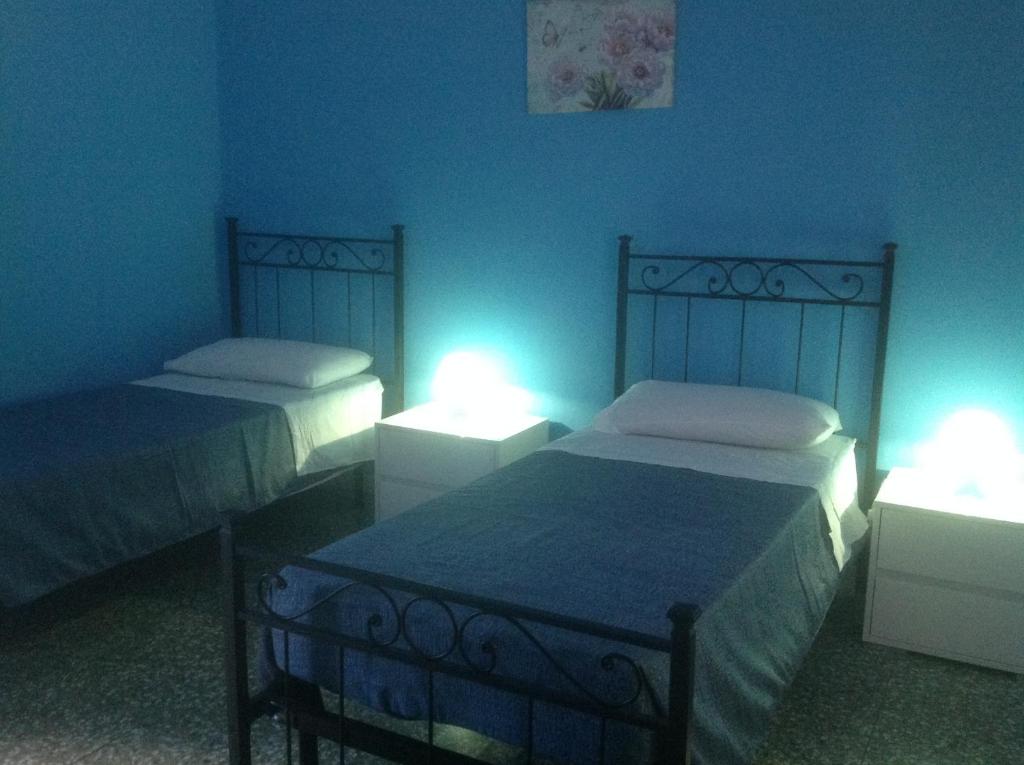 een kamer met 2 bedden en verlichting bij I Cieli Di Ostuni in Ostuni