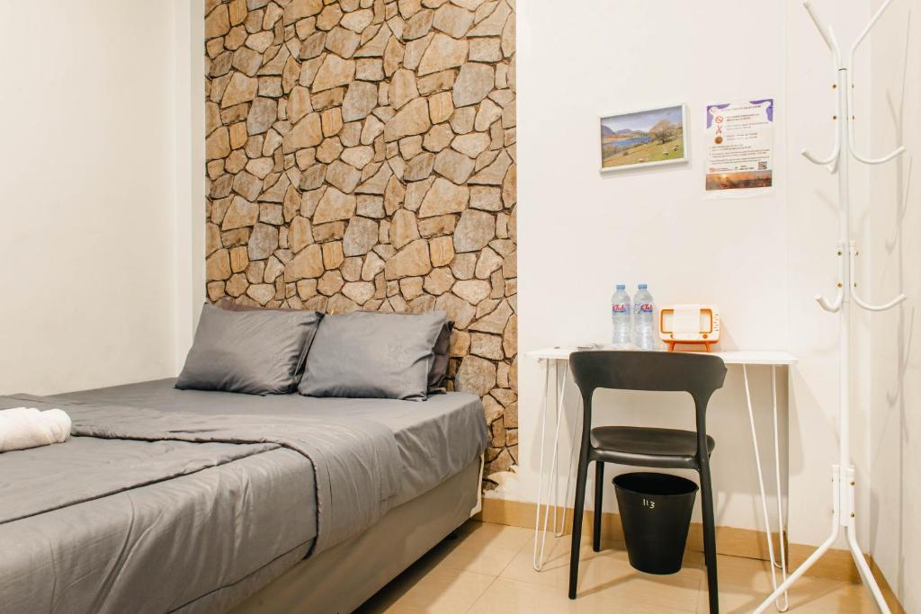 Postel nebo postele na pokoji v ubytování Monggo Mampir Tanjung Duren By Reccoma