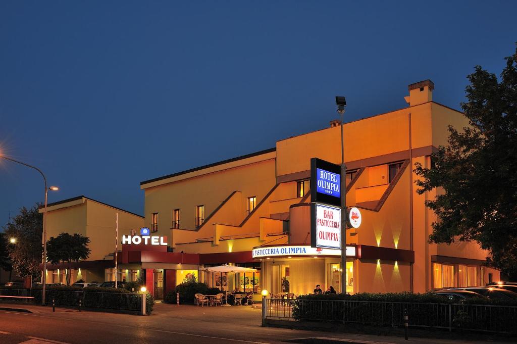イモラにあるホテル オリンピアのホテルの建物の前にモーテルの看板があります。