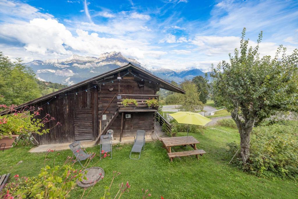 科尔顿La Charbonnière的小木屋配有野餐桌和椅子