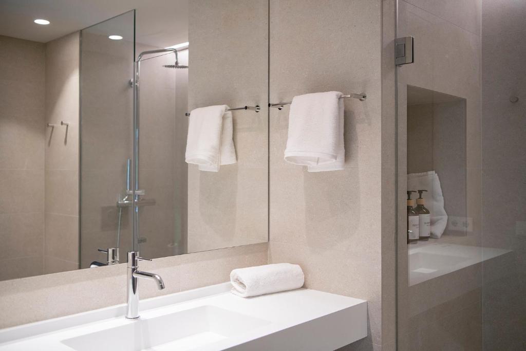 Koupelna v ubytování APARTAMENTS LA CARPA
