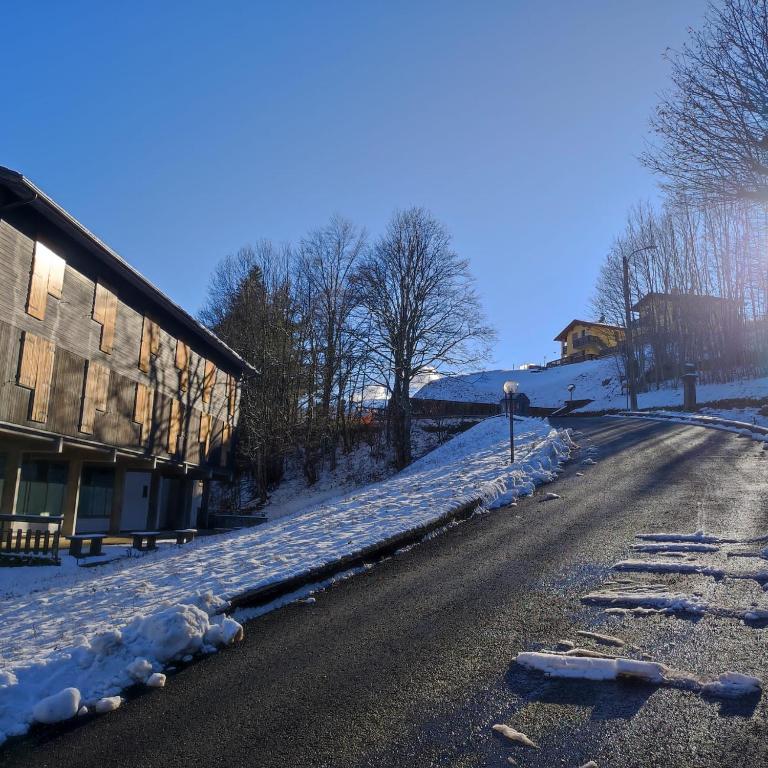 菲乌马尔博Appartamento con vista sul Cimone的一条被雪覆盖的公路,就在大楼旁边
