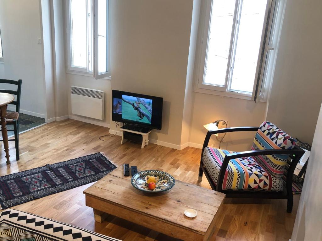 un salon avec un canapé et une télévision dans l'établissement Au calme à Marseille, à Marseille