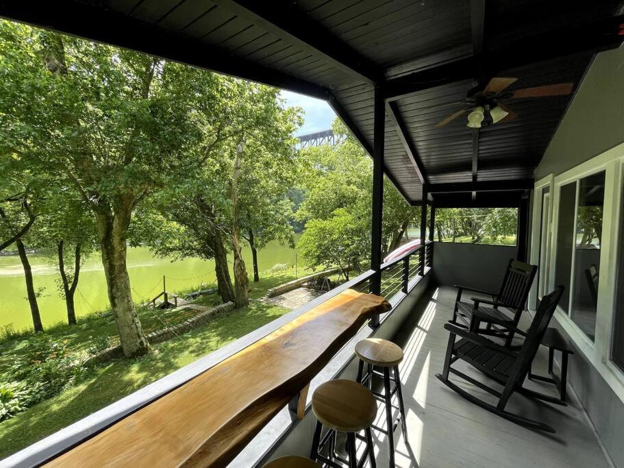 Balkón nebo terasa v ubytování River House - Cottage with KY River View & Access