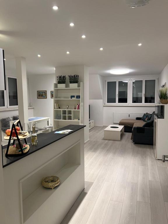 kuchnia i salon z kanapą i stołem w obiekcie KOSI Thermen-Vulkanland Appartement w mieście Fürstenfeld