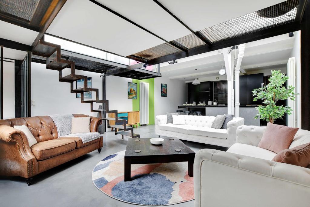 - un salon avec des canapés blancs et un escalier dans l'établissement Somptuous Apartement Terrace-2BR-6PCenter of Paris, à Paris