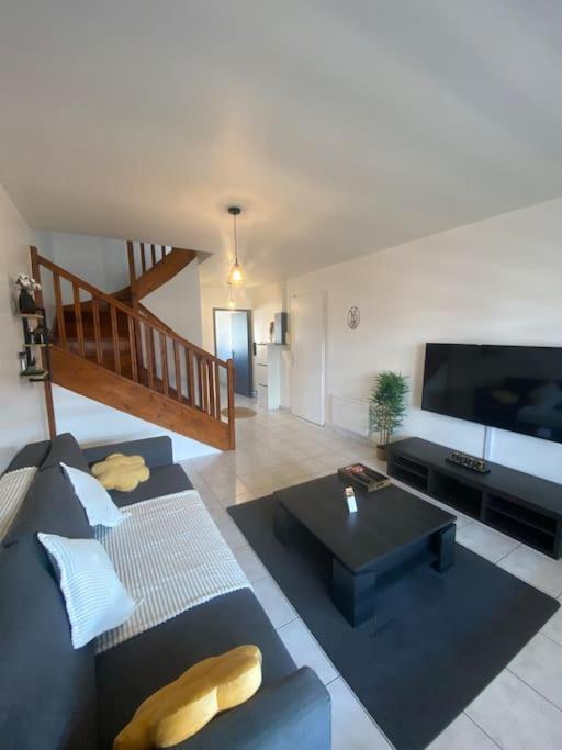 un salon avec un canapé et une table dans l'établissement Appartement morangis, à Savigny-sur-Orge