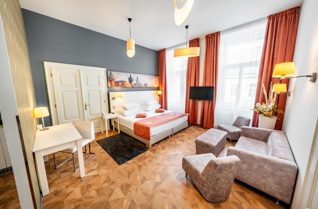 pokój hotelowy z łóżkiem i salonem w obiekcie Grandium Hotel Prague w Pradze