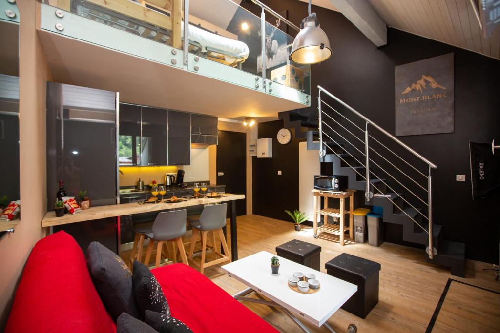 un salon avec un canapé rouge et une cuisine dans l'établissement Les Barrats - Duplex - Central - Vue Mont-Blanc, à Chamonix-Mont-Blanc