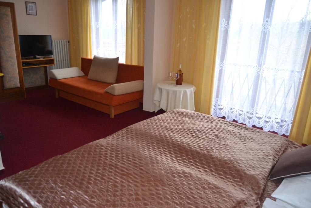 Postel nebo postele na pokoji v ubytování Resort Hotel Zvíkov