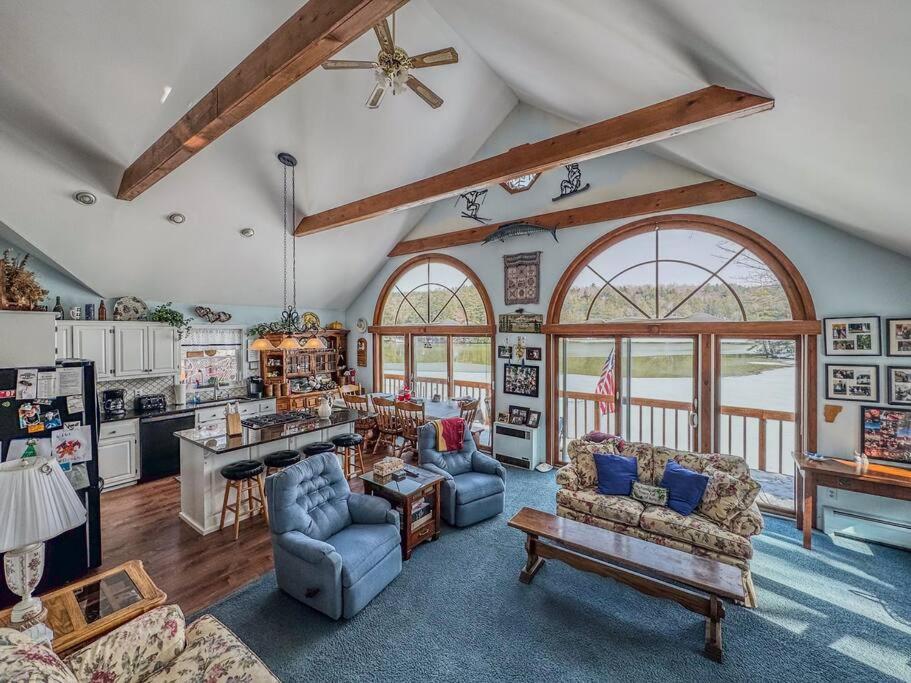 Posezení v ubytování Four Season Ski, Lake & Golf Home on Lake Rescue