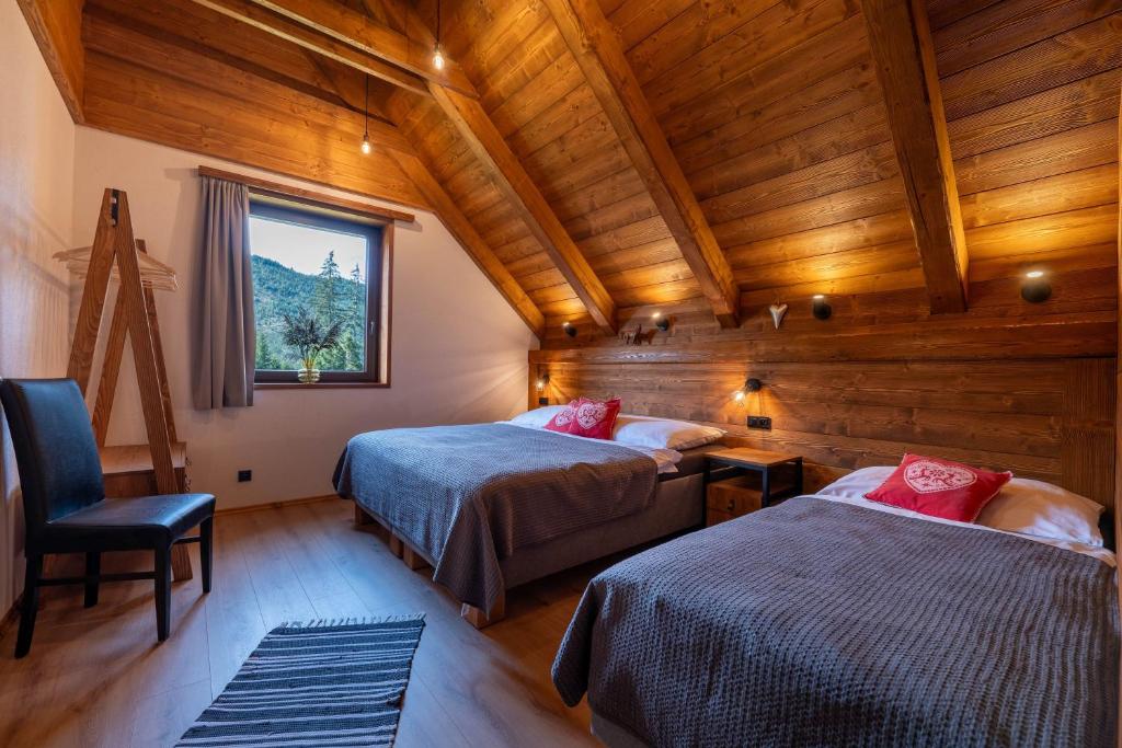 Postel nebo postele na pokoji v ubytování Hillview Jasná Chalet