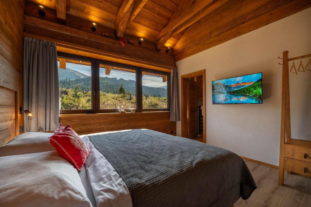 Postel nebo postele na pokoji v ubytování Hillview Jasná Chalet