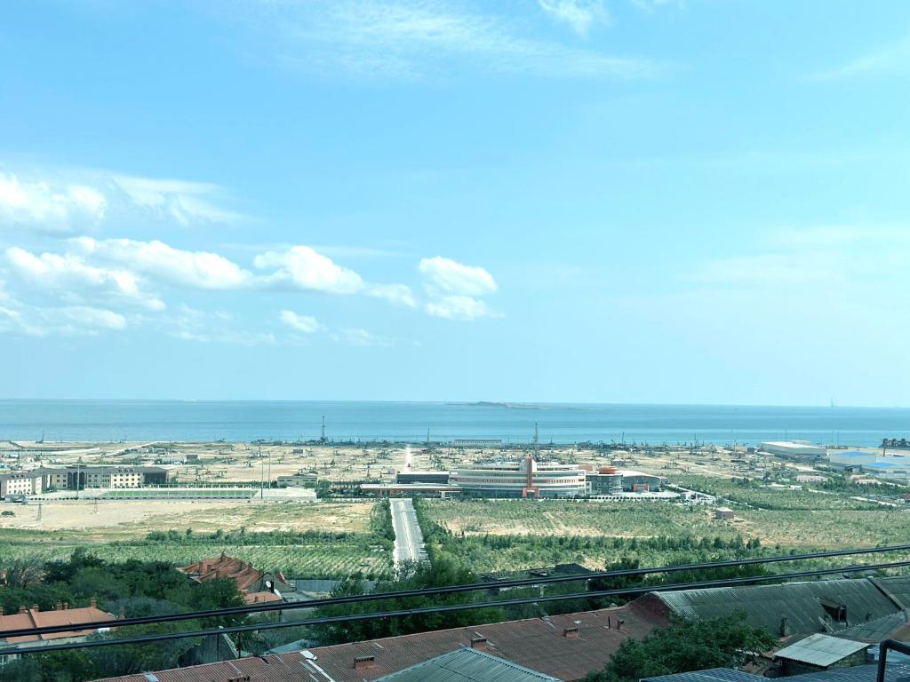 una vista de una ciudad con el océano en el fondo en Badamdar Sea View, en Baku