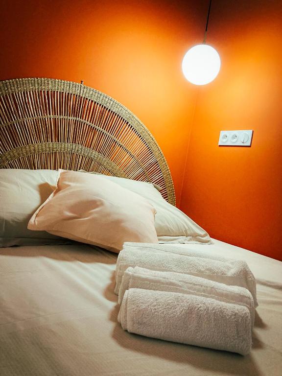 une chambre avec un lit avec une tête de lit en rotin dans l'établissement Magnifique T2 proche mer et ville refait à neuf avec terrasse, à Menton