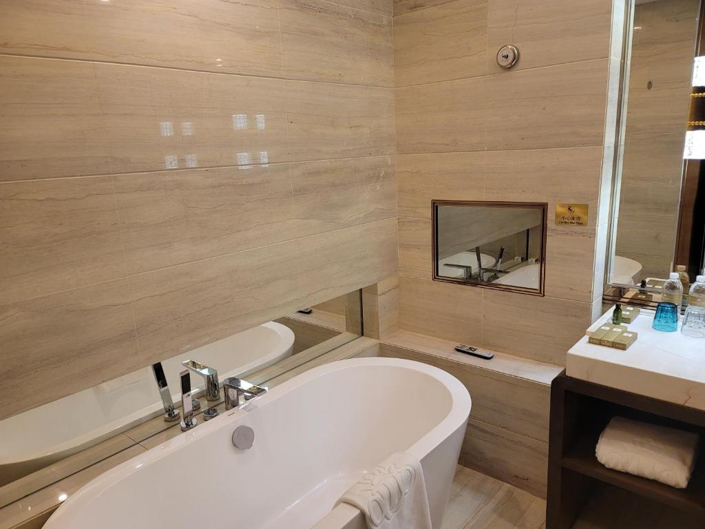 Koupelna v ubytování Royal Garden Hotel Shanghai-Free Shuttle to and From Disney & PVG & close Metro Line2 easy to SHA New Expo