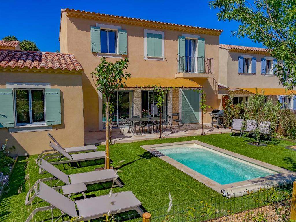 une villa avec piscine devant une maison dans l'établissement Villa Mathilde, un meublé de tourisme 3 étoiles au cœur de Goult, à Goult