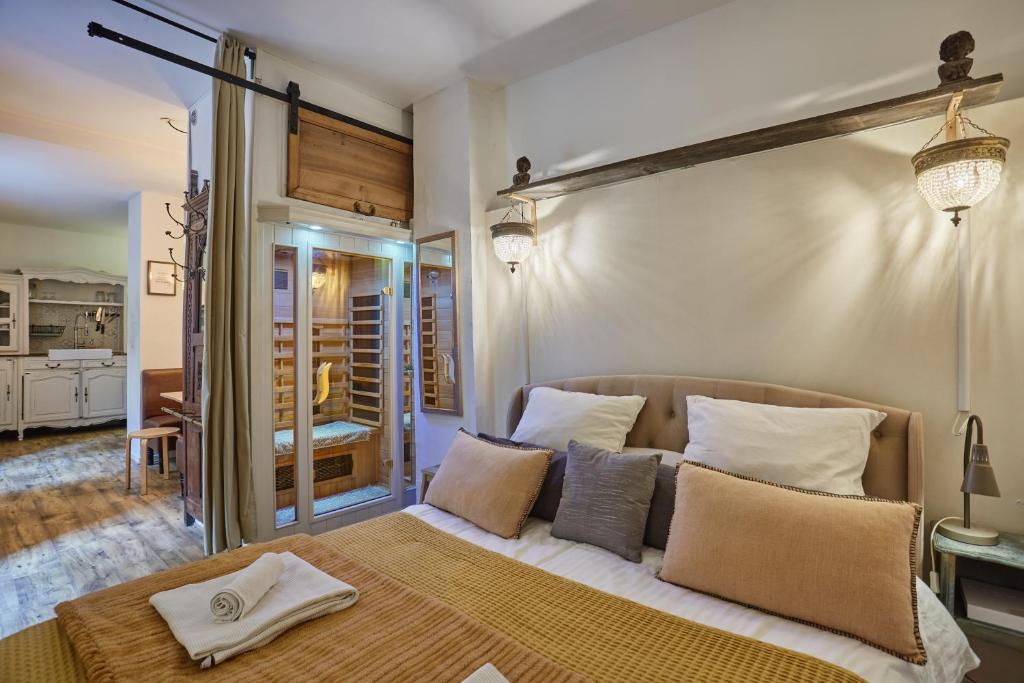 sypialnia z dużym łóżkiem z białymi poduszkami w obiekcie Appart Aix sauna jacuzzi balneo spa privatifs hyper centre historique cour intérieur w Aix-en-Provence