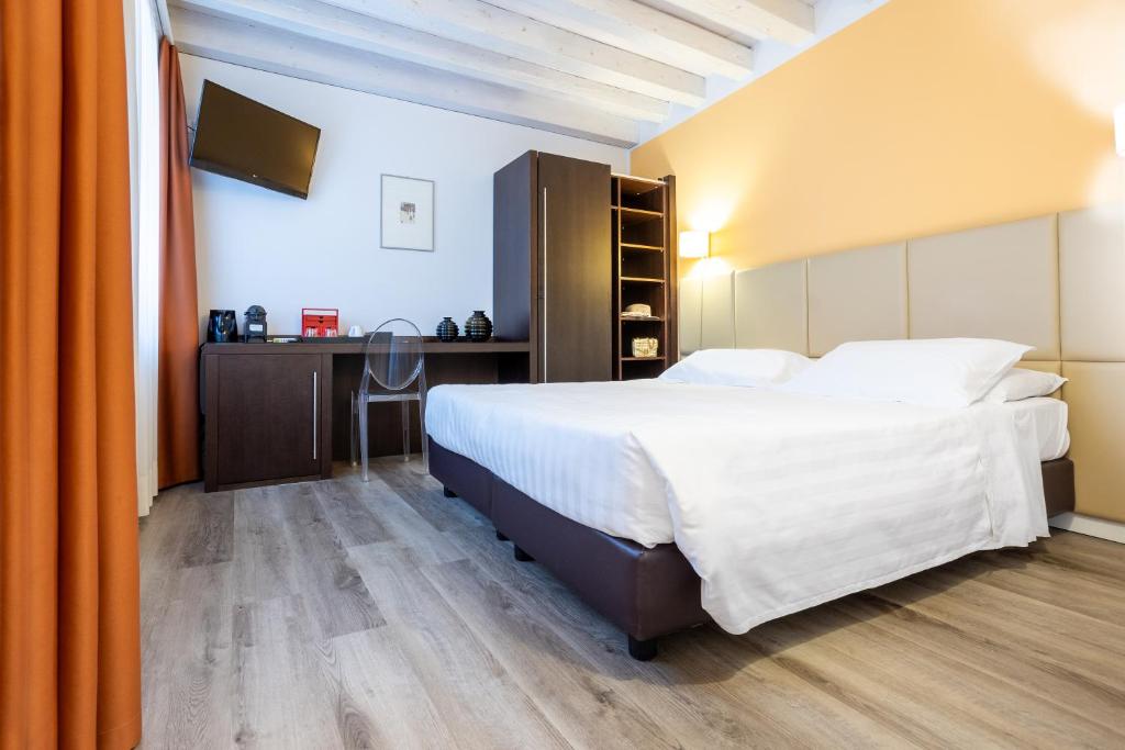 Postel nebo postele na pokoji v ubytování Relais Santa Corona