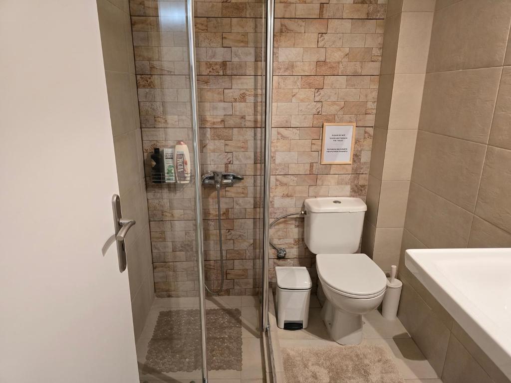 A bathroom at Xtina Studio