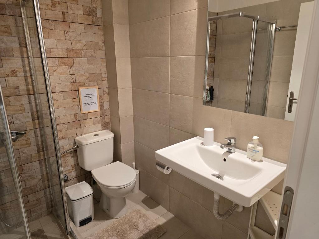 A bathroom at Xtina Studio