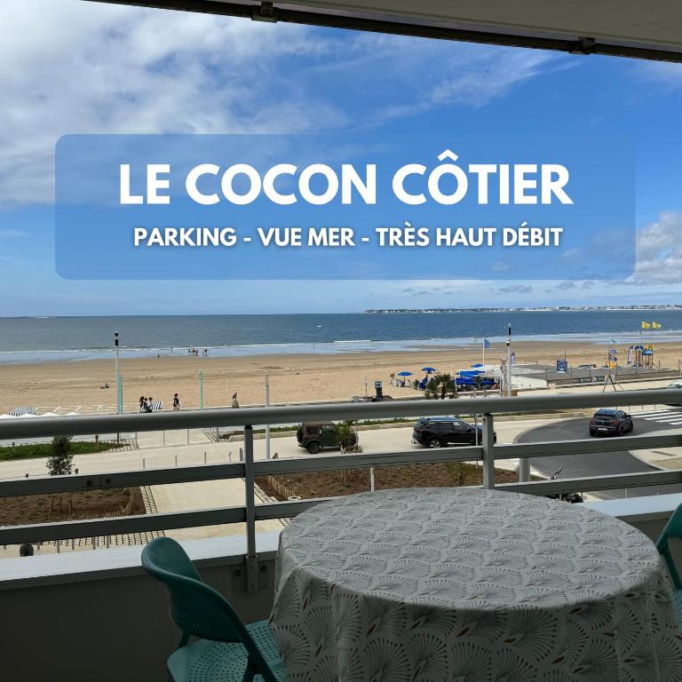 - une vue sur la plage depuis le balcon d'un restaurant de plage dans l'établissement Cocon côtier - Vue sur Mer - Parking - Proche de la Thalasso - Terrasse, à Pornichet