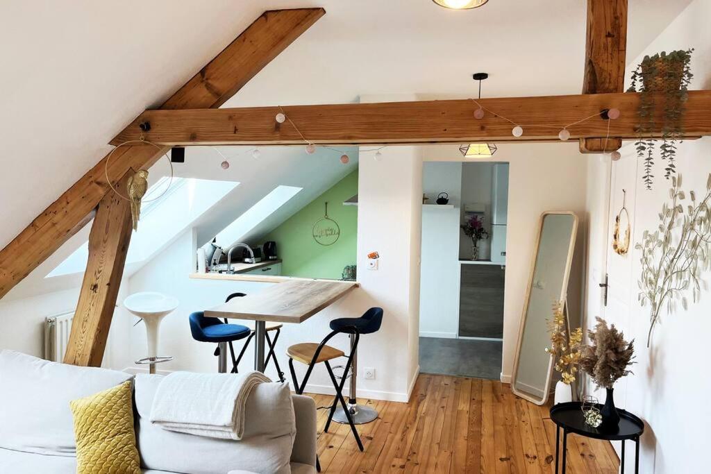 ein Wohnzimmer mit Sofa und Tisch in der Unterkunft Bel Appartement Moderne TOP emplacement pour 4Pers et 2ch in Montigny-lès-Metz