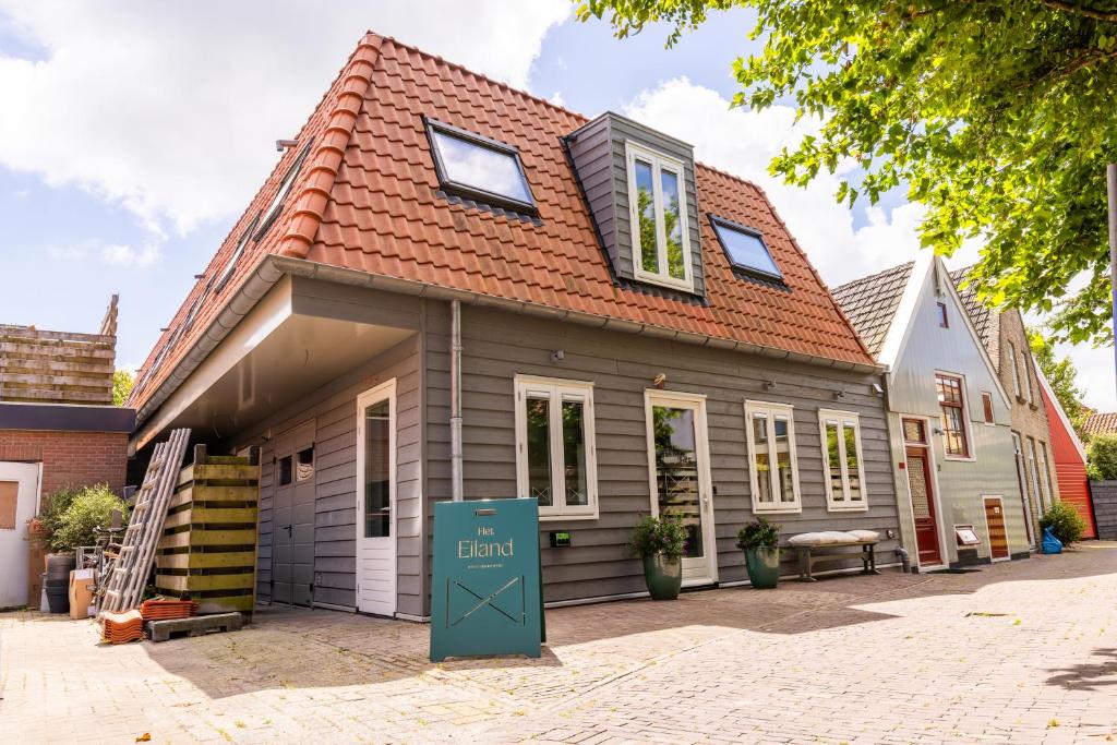 een huis met een bord ervoor bij Boutiquehotel het Eiland in Oost-Vlieland