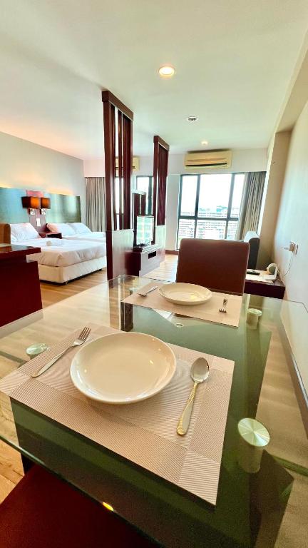 Postel nebo postele na pokoji v ubytování Gemilang Studio Homesuites Near Ming Garden Hotel KK