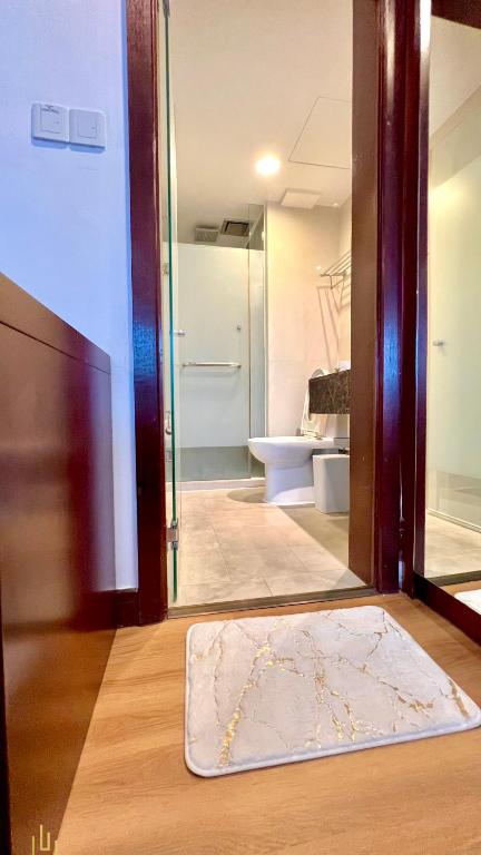 Postel nebo postele na pokoji v ubytování Gemilang Studio Homesuites Near Ming Garden Hotel KK