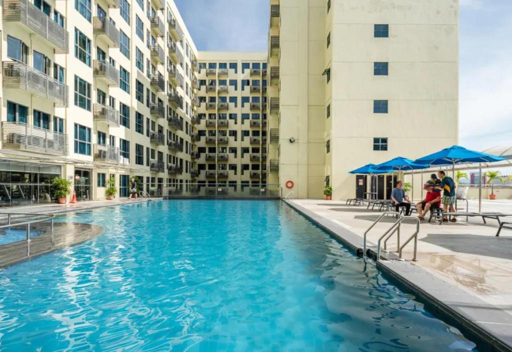 Bazén v ubytování Gemilang Studio Homesuites Near Ming Garden Hotel KK nebo v jeho okolí