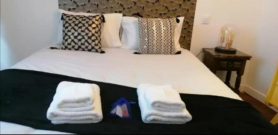 une chambre avec un lit avec des serviettes dessus dans l'établissement T2 coeur de ville, wifi, netflix, à Agen