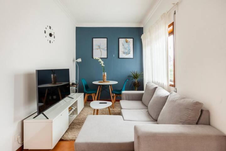 TV a/nebo společenská místnost v ubytování Quarto privado Viana do Castelo