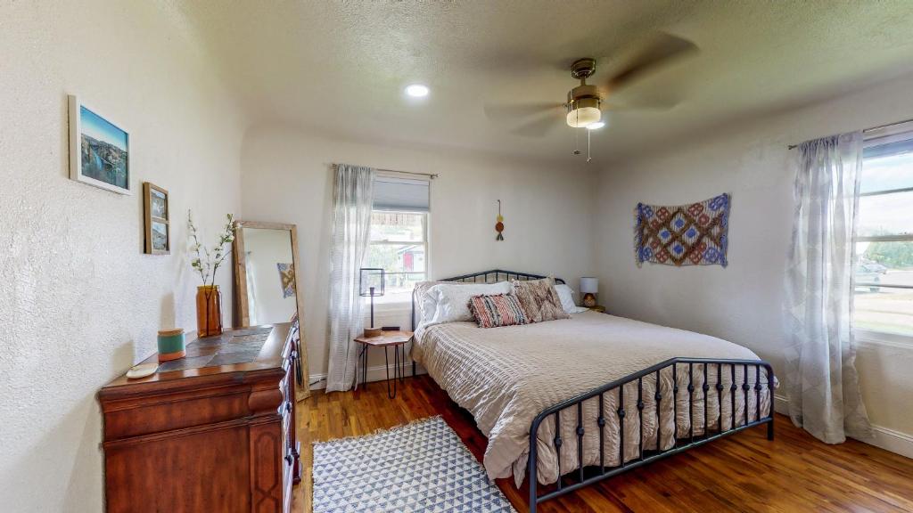 Charming Downtown Bungalow - King Bed, Office, Twin Falls (updated prices  2026)