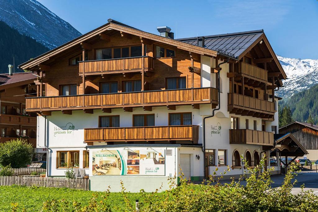 Nespecifikovaný výhled na hory nebo výhled na hory při pohledu z hotelu
