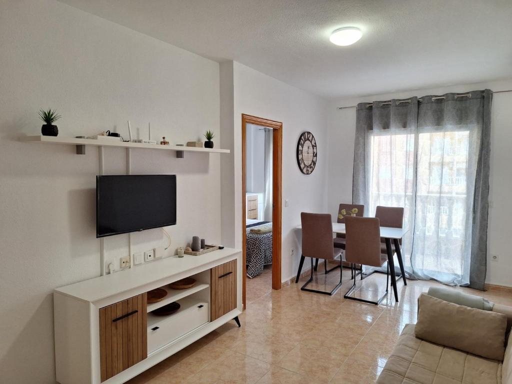 un salon avec une télévision et une salle à manger dans l'établissement Jose Hurtado ID202, à Torrevieja