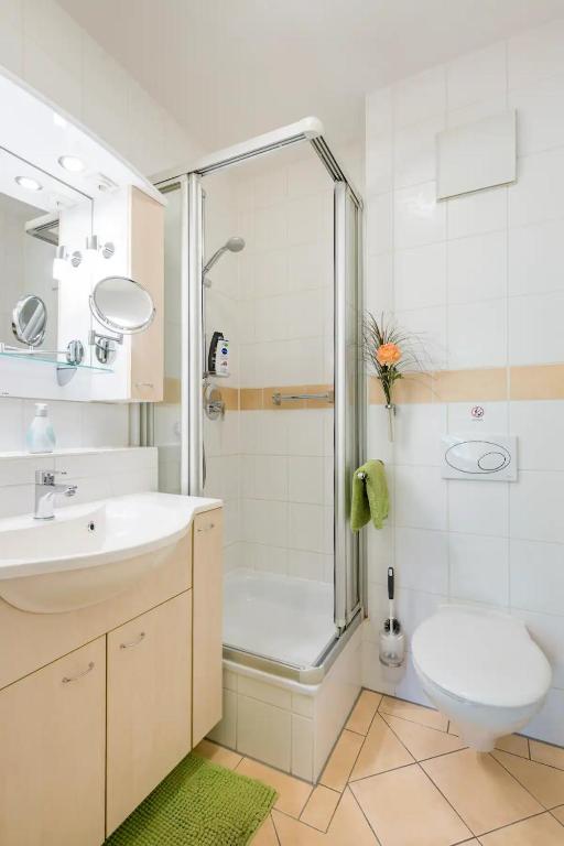 Koupelna v ubytování 7 min to citycenter subway U3 100m, southside singleroom own shower wc, TV, dishes fridge, oven, waterheater, coffeemashine- free C ,bike for free , next to river and park, many restaurants and supermarkets around 200m, nonsmoker !