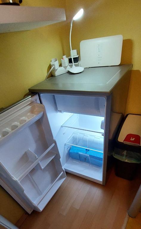 Kuchyň nebo kuchyňský kout v ubytování 7 min to citycenter subway U3 100m, southside singleroom own shower wc, TV, dishes fridge, oven, waterheater, coffeemashine- free C ,bike for free , next to river and park, many restaurants and supermarkets around 200m, nonsmoker !