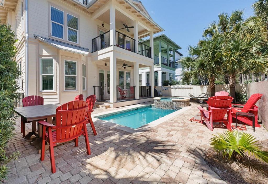 dom z czerwonymi krzesłami, stołem i basenem w obiekcie Seacrest - 113 Geoff Wilder w mieście Rosemary Beach