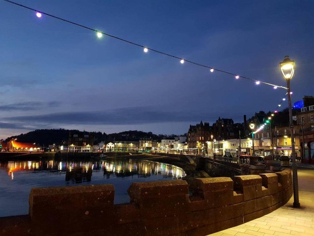 una serie di luci sopra un fiume di notte di Bay View a Oban